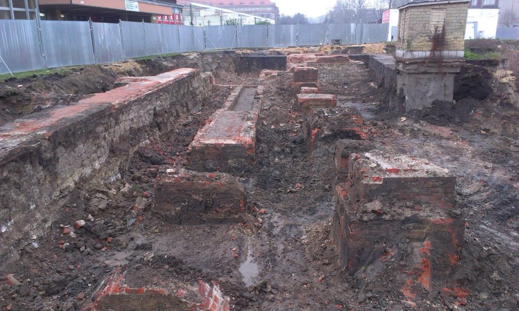 Roboty ziemne wraz z archeologią oraz rozbiórka starego budynku PKS we Wrocławiu - Kierownik Robót